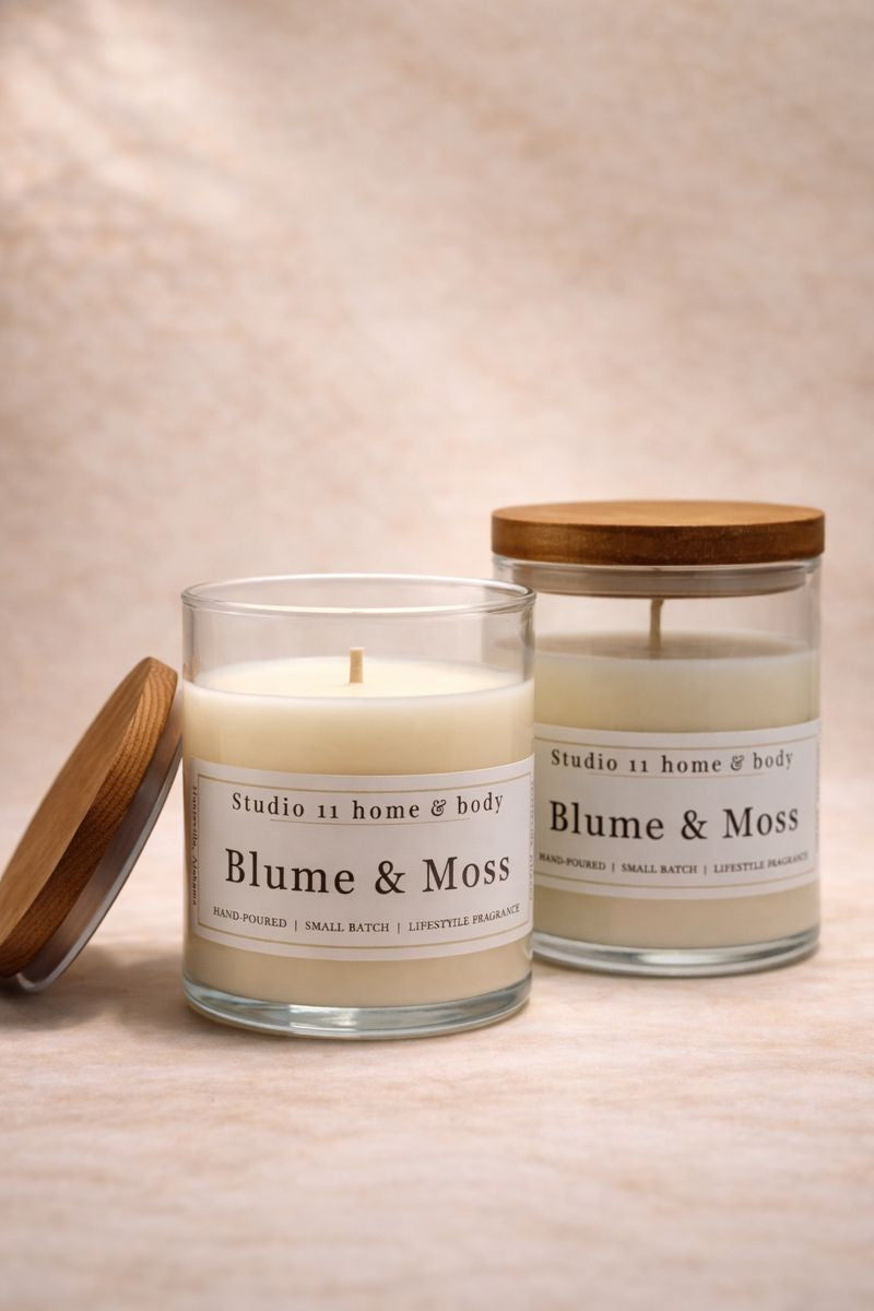 Blume & Moss Candle
Floral • Earthy • Modern Romance
Blume & Moss is a refined floral candle that balances soft rose petals with creamy sandalwood and grounded green undertones. Delicate, airy florals open the scent, while warm santal and subtle moss notes create depth and quiet sensuality. The result is romantic yet modern—never powdery, never sweet.
Hand-poured in small batches with 100% soy wax and clean, non-toxic fragrance oils, this candle offers a smooth, even burn and a sophisticated scent throw.
