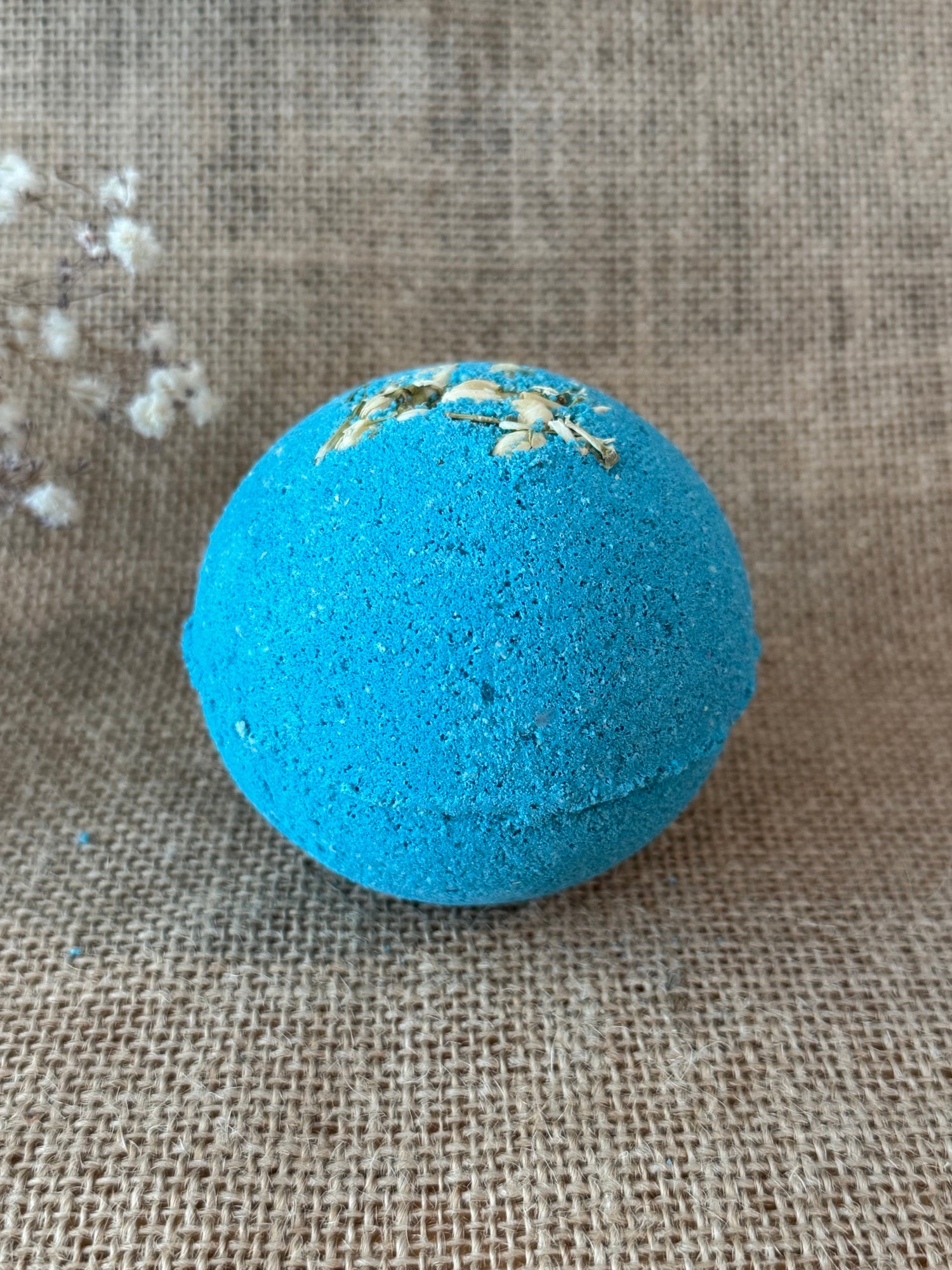 High Tide Bath Bomb – XL

Drift into a serene coastal escape with our High Tide Bath Bomb, a refreshing ocean-inspired soak that captures the feeling of salt air, rolling waves, and cool seaside breezes. As this XL bath bomb dissolves into warm water, layers of airy marine notes, soft coastal florals, and clean ocean minerals gently unfold—creating a fragrance that feels fresh, tranquil, and effortlessly luxurious.

