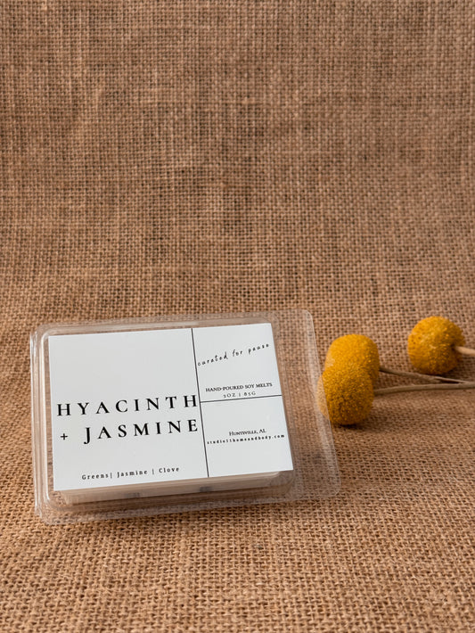 Greens • Jasmine • Clove

Fresh garden air and blooming florals come together in Hyacinth + Jasmine, a refined spring fragrance inspired by sunlit gardens just beginning to bloom. Crisp green stems and delicate hyacinth petals unfold into soft jasmine blossoms, while a subtle touch of warm clove adds depth and quiet sophistication.