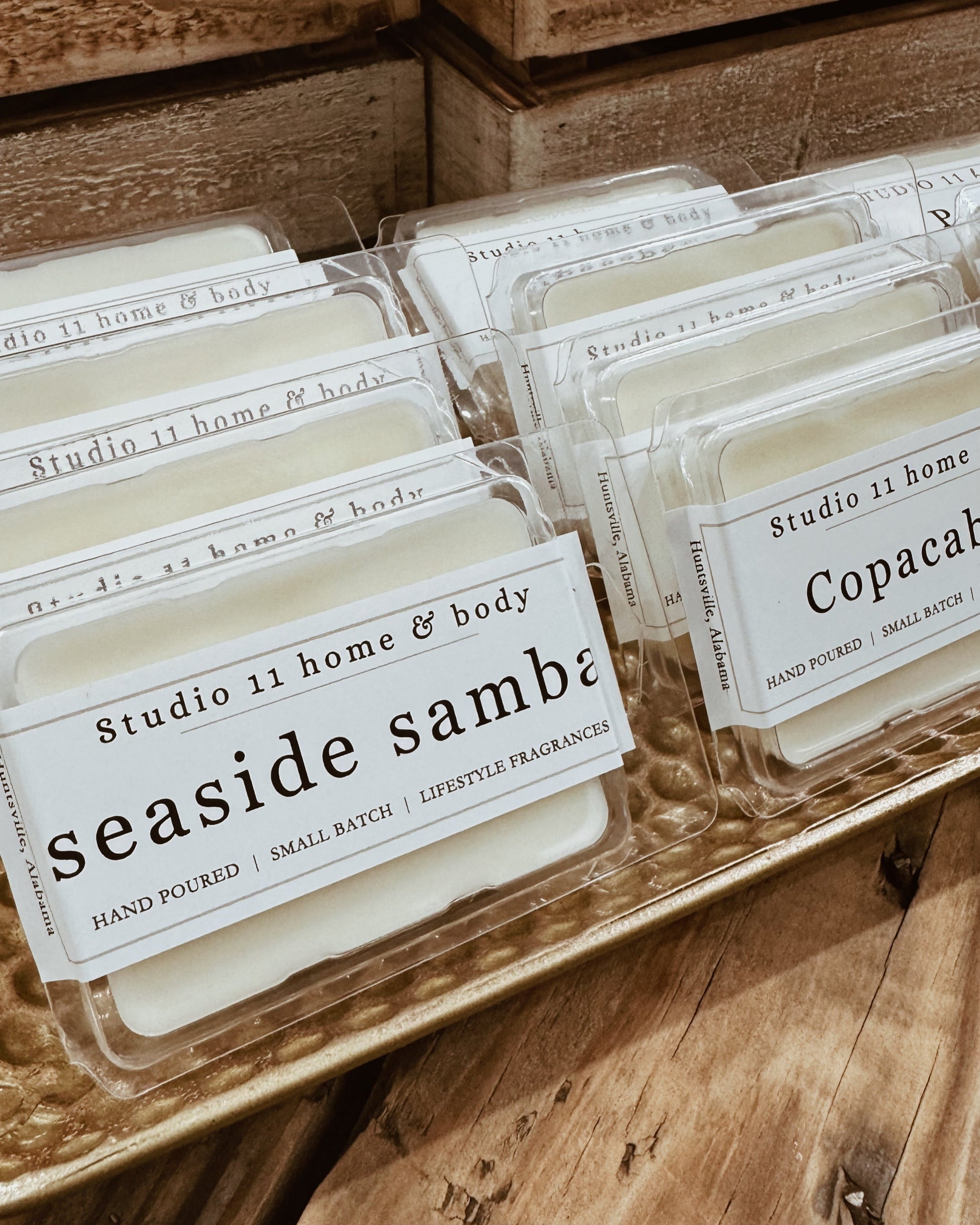 Luxurious oak and tonka blend in convenient melt form. Six pure soy cubes featuring our signature woody-sweet combination.
