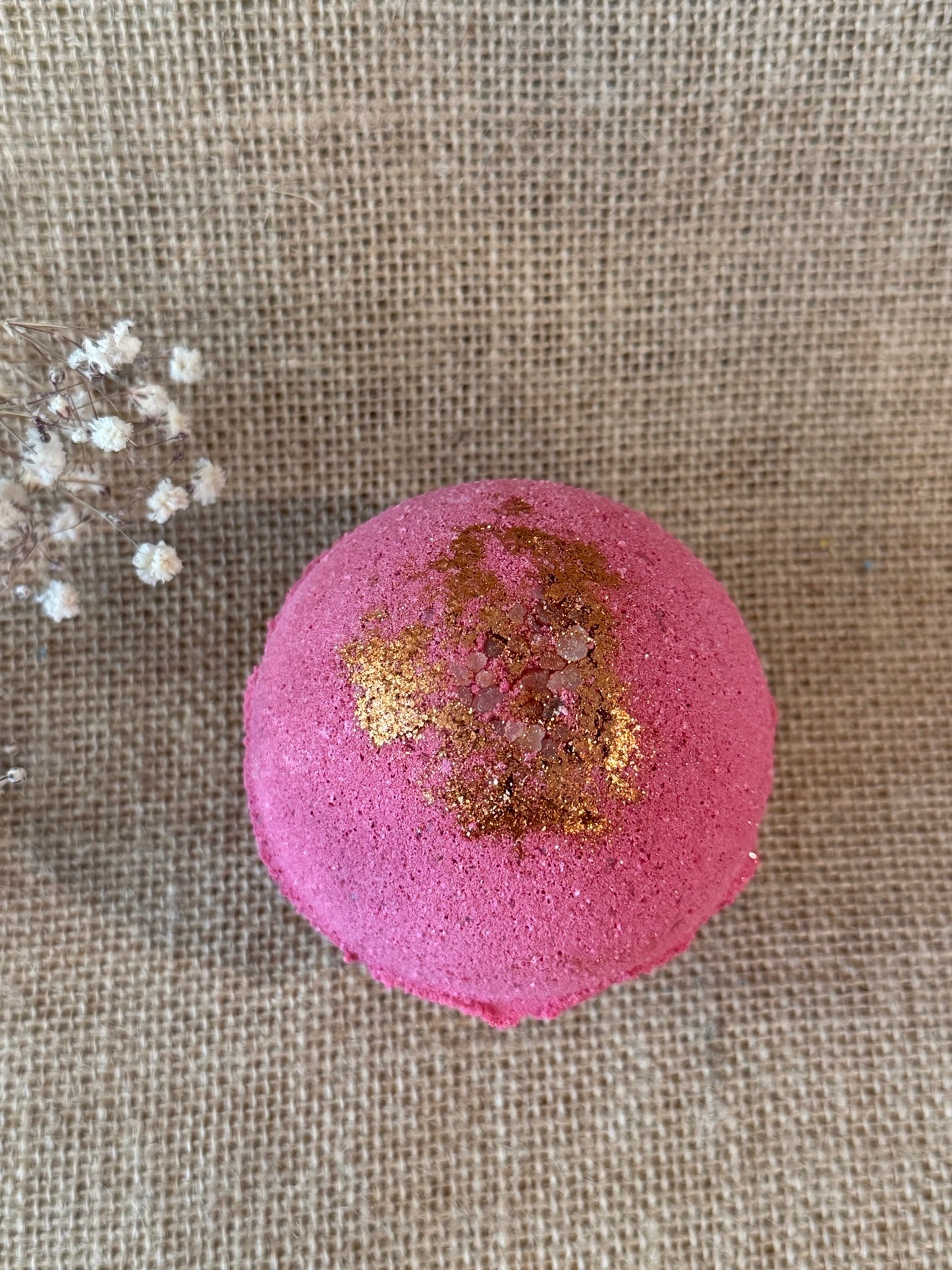 our Seaside Samba Bath Bomb, a luminous ocean-inspired soak where soft sea salt and delicate orchid bloom together in the warm steam of the bath. As this XL bath bomb fizzes into the water, airy marine notes blend with gentle florals to create a fragrance that feels fresh, clean, and beautifully refined—like warm coastal breezes drifting across sunlit shores.

Handcrafted with skin-loving ingredients, this luxury bath bomb combines baking soda, kaolin clay, colloidal oatmeal, and fine pink Himalayan salt