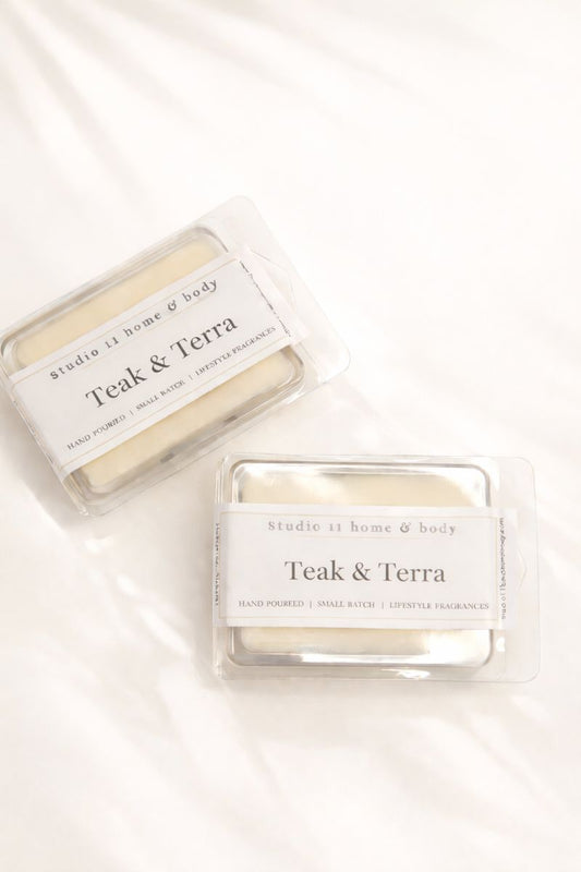 Teak & Terra is a deep, grounding fragrance that blends smooth teakwood with rich oud and subtle earthy warmth. Clean wood notes open the scent, followed by a warm, resinous heart accented with soft spice and tobacco-like depth.
